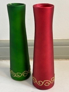 [CJ19] 2 ASST 9"T Red/Green TC Bud Vase / Vaas per stuk
